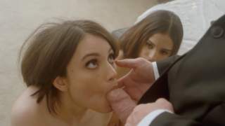 Мужик доминирует в сексе над Лив Вайлд и Вайлет Стар