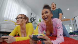 Самец ебёт двух подружек-геймерш